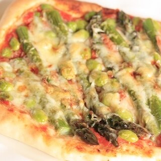 アスパラと枝豆のグリーンなピザ